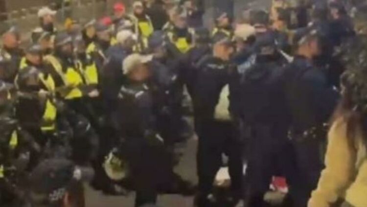 Protesta të dhunshme para ambasadës iraniane në Londër