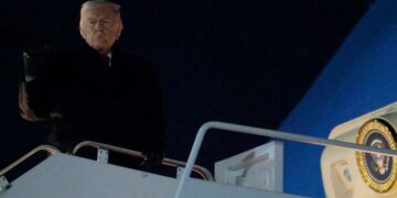 Udhëtonte për në Davos, Air Force One i Trump pëson defekt