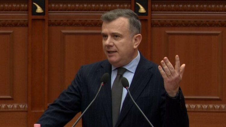 “Lapanjos, lëri dënglat”, përplasen Balla e Bardhi në Parlament