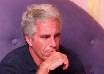 Pazaret e  Epstein/ E reja nga Tirana kërkoi punë, “ndërmjetësi” i kërkon video