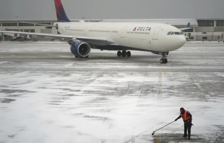 Franca kërkon anulimin e disa fluturimeve në Paris për shkak të dëborës
