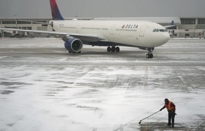 Franca kërkon anulimin e disa fluturimeve në Paris për shkak të dëborës