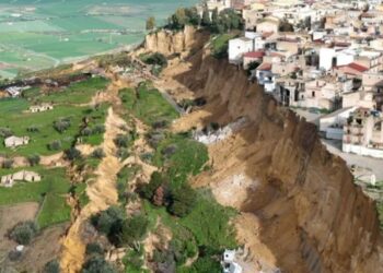 Humnerë në mes qytetit/ 4 kilometra çarje, evakuohen mbi një mijë persona në Siçili