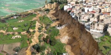 Humnerë në mes qytetit/ 4 kilometra çarje, evakuohen mbi një mijë persona në Siçili