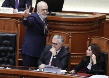 Pas fjalimit në Kuvend Rama ironizon opozitën me dy gishtat lart