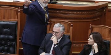 Pas fjalimit në Kuvend Rama ironizon opozitën me dy gishtat lart