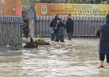 Ministri i Drejtësisë, me çizme në burgun e përmbytur të Durrësit