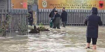 Ministri i Drejtësisë, me çizme në burgun e përmbytur të Durrësit