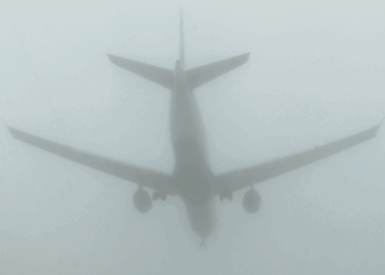 Moti i keq prek edhe fluturimet në aeroportin e Rinasit