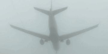 Moti i keq prek edhe fluturimet në aeroportin e Rinasit