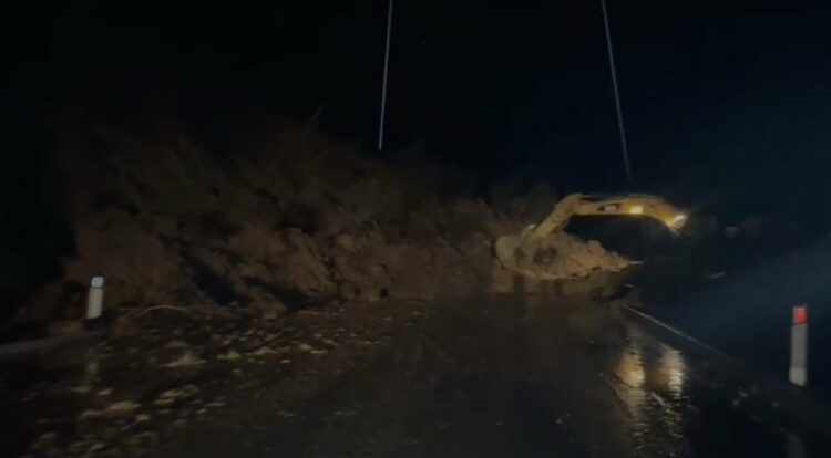 Rrëshqitje masive e dherave në aksin Qukës-Qafë Plloçë, bllokohet qarkullimi