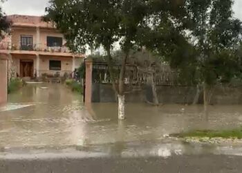 Durrës, e merr rrjedha e ujit, 54-vjeçari gjendet i pajetë në një kanal kullues