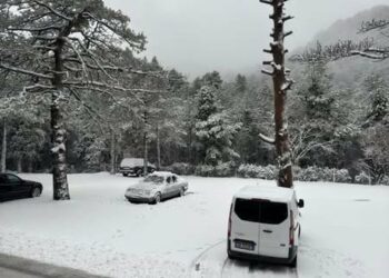 Dëborë dhe ngrica në Qafën e Llogarasë, bllokohet qarkullimi