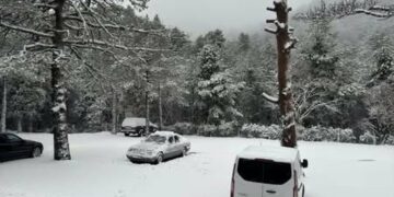 Dëborë dhe ngrica në Qafën e Llogarasë, bllokohet qarkullimi