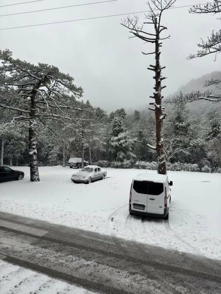 Dëborë dhe ngrica në Qafën e Llogarasë, bllokohet qarkullimi