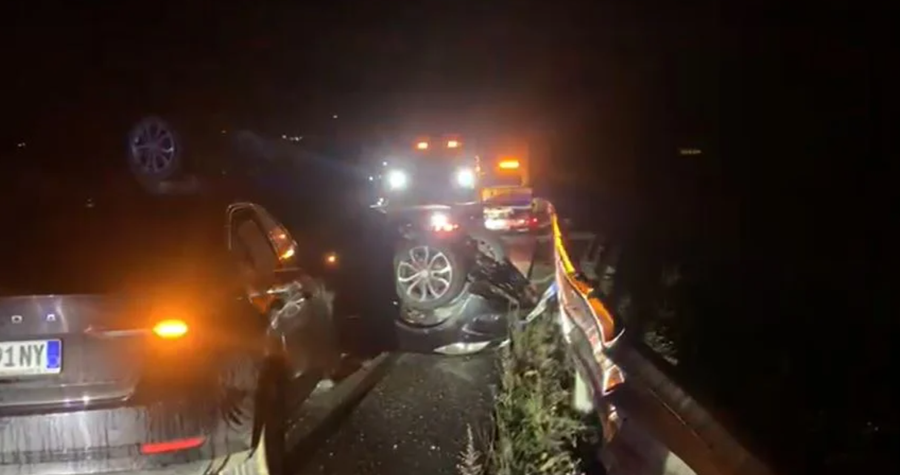 24 vjeçari humb kontrollin e makinës dhe përplaset me 4 automjete të tjera