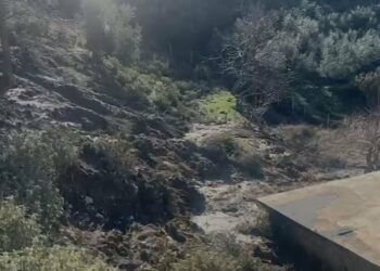 Rrëshqitje masive dheu në Vajzë të Vlorës, rrezikohen 3 banesa