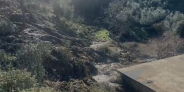 Rrëshqitje masive dheu në Vajzë të Vlorës, rrezikohen 3 banesa