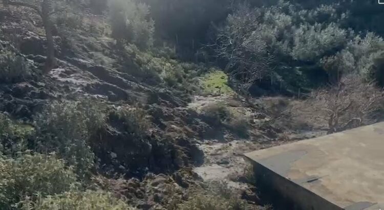 Rrëshqitje masive dheu në Vajzë të Vlorës, rrezikohen 3 banesa