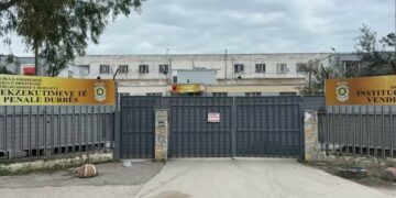 Të paraburgosurit në IEVP e Durrësit po zhvendosen drejt Fierit