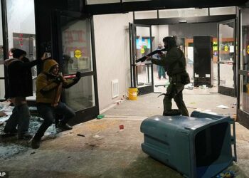 Protestuesit rrethojnë hotelin e agjentëve të ICE, nxirren sërish armët