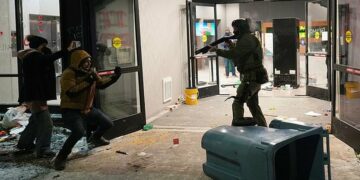 Protestuesit rrethojnë hotelin e agjentëve të ICE, nxirren sërish armët