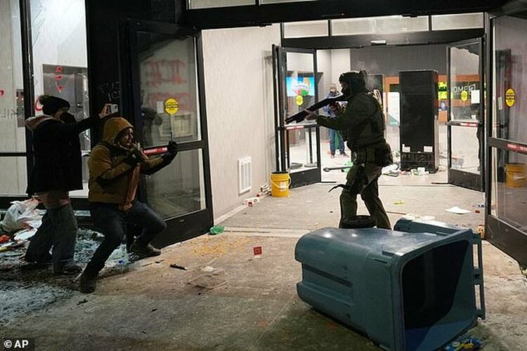 Protestuesit rrethojnë hotelin e agjentëve të ICE, nxirren sërish armët