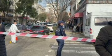 Qëlloi me thikë vajzën dhe plagosi dy persona të tjerë, arrestohet autori në Durrës