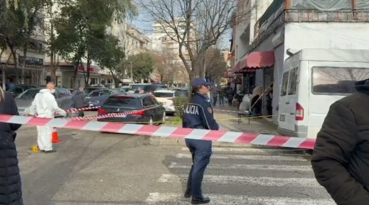 Qëlloi me thikë vajzën dhe plagosi dy persona të tjerë, arrestohet autori në Durrës
