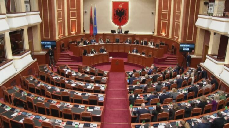 Miratohen ndryshimet në Kodin Penal dhe ashpërsim i masave për parkimin dysh