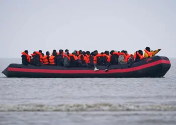 Emigrantët e paligjshëm në Britani, hyn në fuqi ligji për sekuestrimin e telefonave