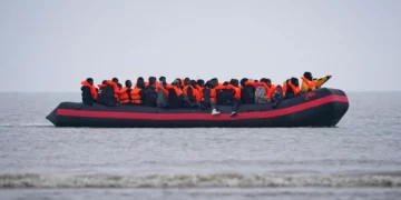 Emigrantët e paligjshëm në Britani, hyn në fuqi ligji për sekuestrimin e telefonave