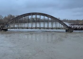 Reshje të dendura në Vlorë/ Vjosa del nga shtrati, dëmtohen banesa dhe çahen rrugët