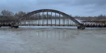 Reshje të dendura në Vlorë/ Vjosa del nga shtrati, dëmtohen banesa dhe çahen rrugët