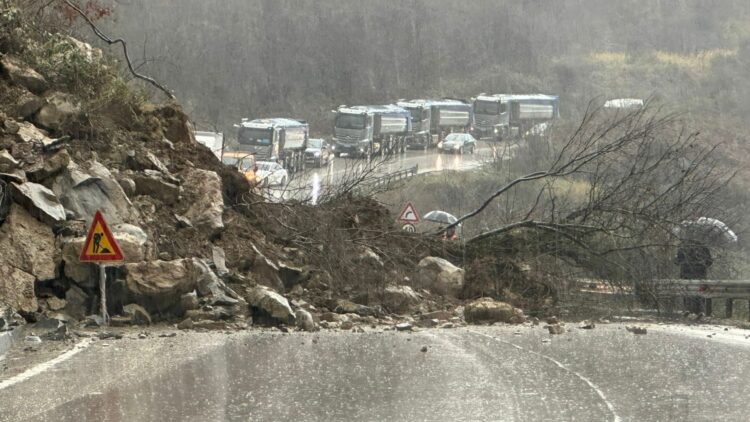 Reshjet e shiut në vend, bllokohet aksi Gjirokastër-Tepelenë