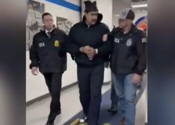 Video/ Maduro me pranga në duar uron agjentët amerikanë: Gëzuar…