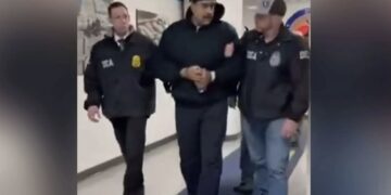 Video/ Maduro me pranga në duar uron agjentët amerikanë: Gëzuar…