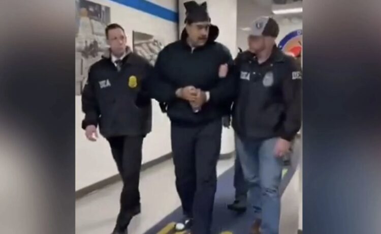 Video/ Maduro me pranga në duar uron agjentët amerikanë: Gëzuar…