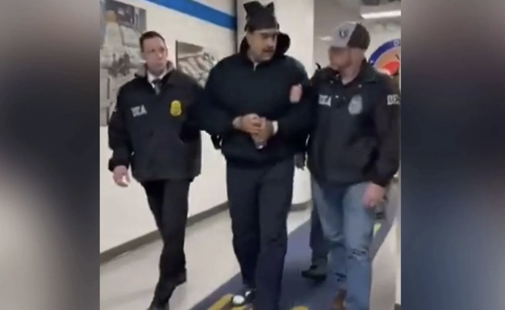 Video  Maduro me pranga në duar uron agjentët amerikanë  Gëzuar 