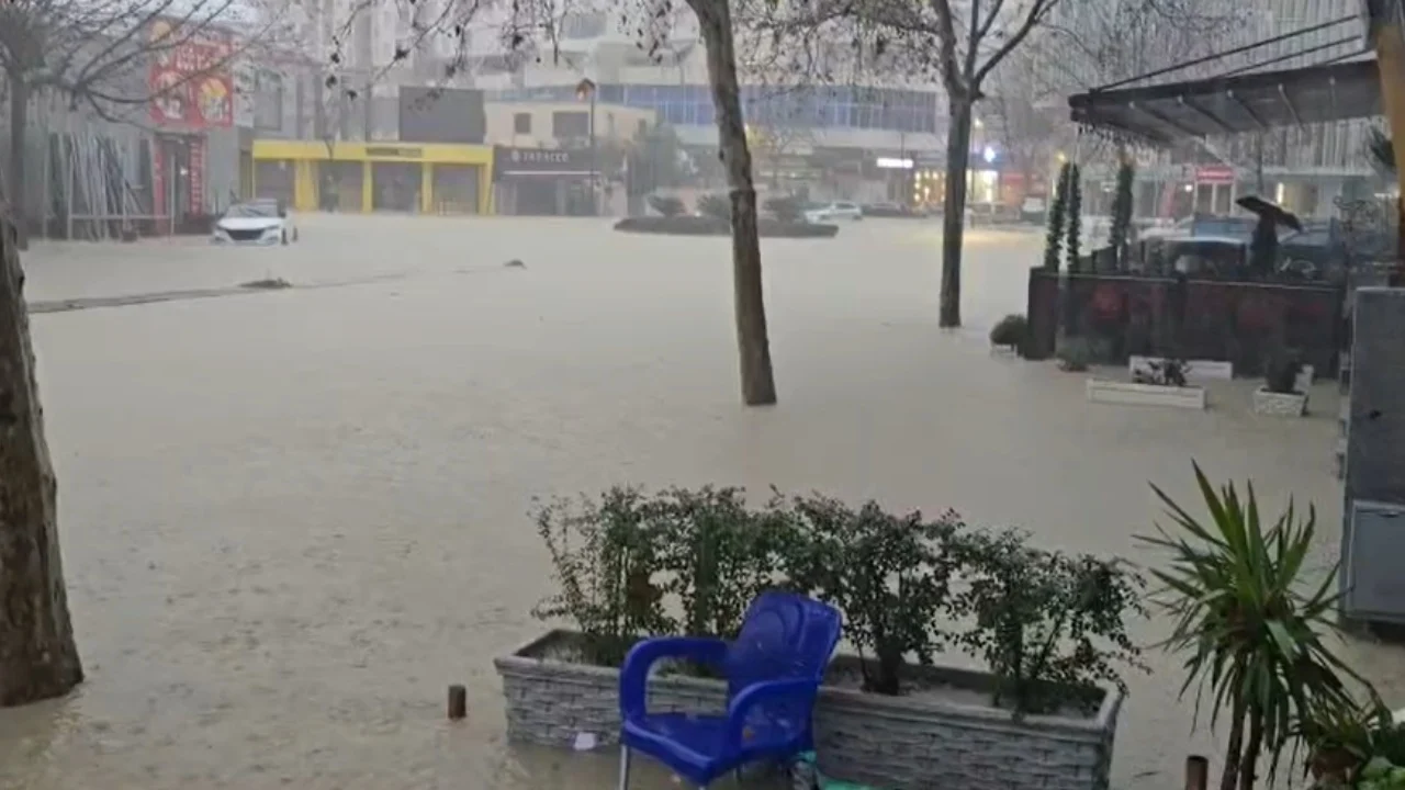 Reshjet e dendura të shiut bllokojnë qarkullimin në rrugën Tiranë–Durrës