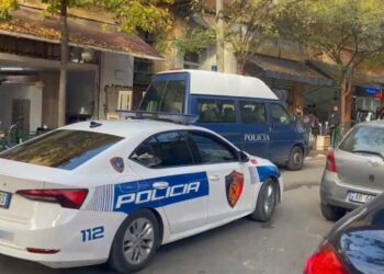 Kreu tre vjedhje me armë, policia shpall në kërkim 30-vjeçarin