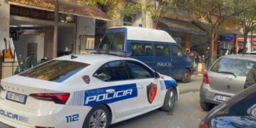 Kreu tre vjedhje me armë, policia shpall në kërkim 30-vjeçarin