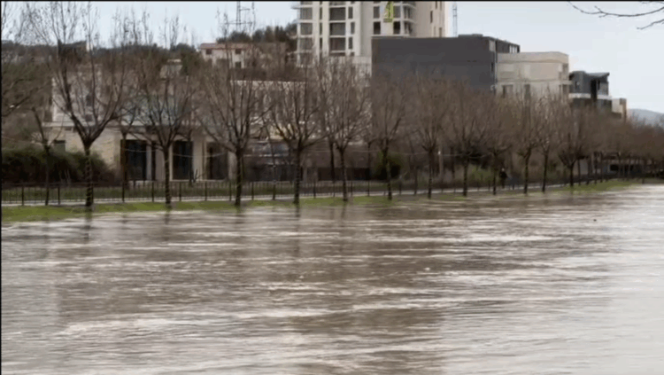 Përmbytet kati i parë i burgut të Durrësit, zhvendosen të paraburgosurit