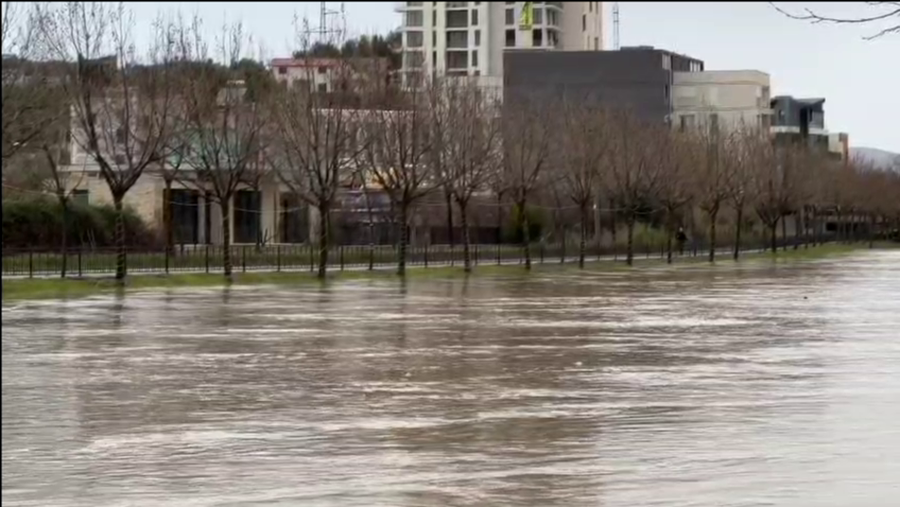 Përmbytet kati i parë i burgut të Durrësit, zhvendosen të paraburgosurit