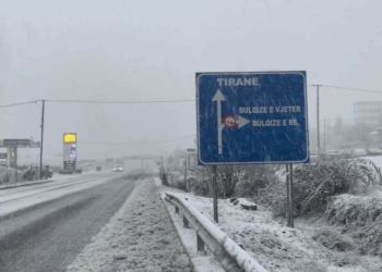 Reshje të dendura dëbore në Bulqizë, vështirësi në qarkullim