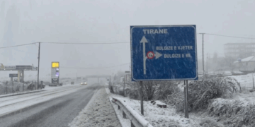 Reshje të dendura dëbore në Bulqizë, vështirësi në qarkullim