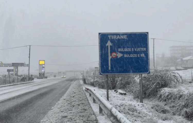 Reshje të dendura dëbore në Bulqizë, vështirësi në qarkullim