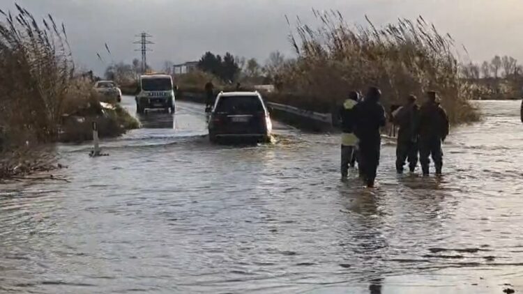 Përmbytjet në Fier, 80 familje të prekura dhe rreth 700 ha tokë bujqësore nën ujë