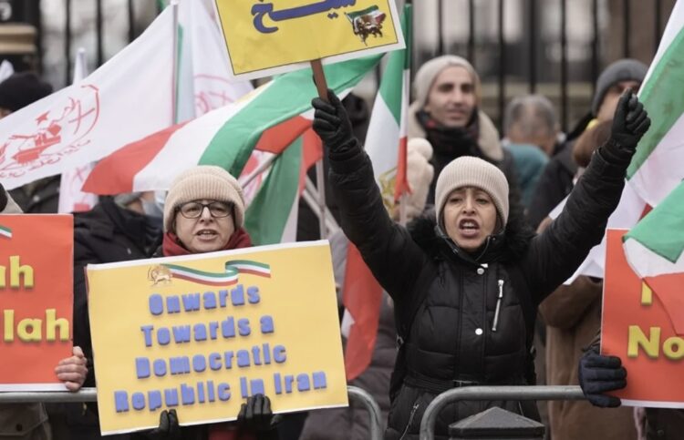 Protestat e dhunshme, vritet zyrtari i lartë iranian nga demonstruesit në Mashhad
