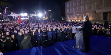Berisha mbledh drejtuesit e qarqeve, vendos orën e protestës së 24 janarit